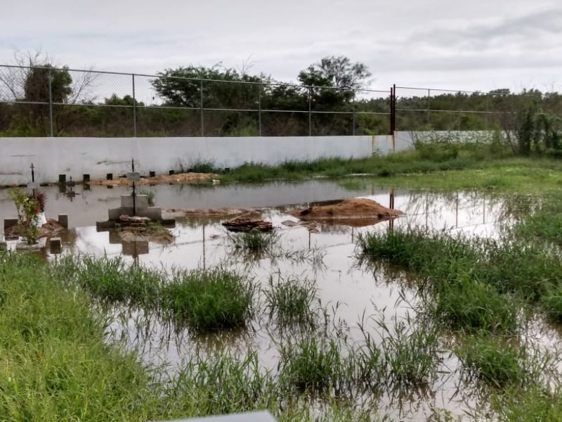 Lluvias afectan tumbas del nuevo panteón municipal en Salina Cruz