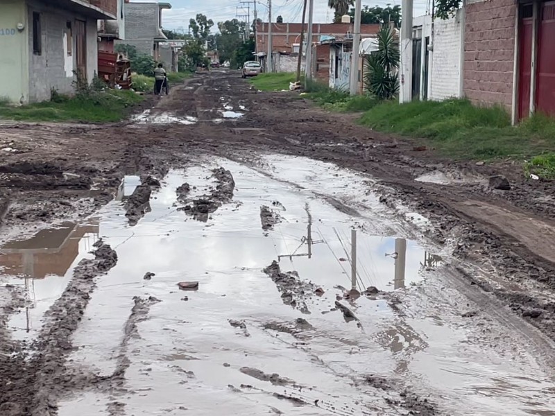 Lluvias agravan condiciones de la calle Reforma en la colonia El Rosario