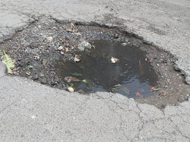 Lluvias agravan los baches y dejan intransitable una calle de Boca
