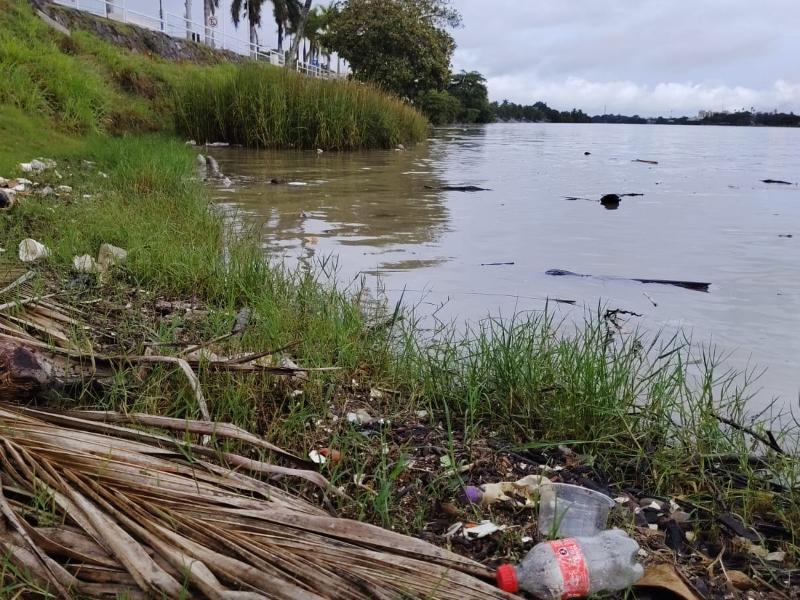 Lluvias arrastran basura hacia las márgenes del río Tuxpan