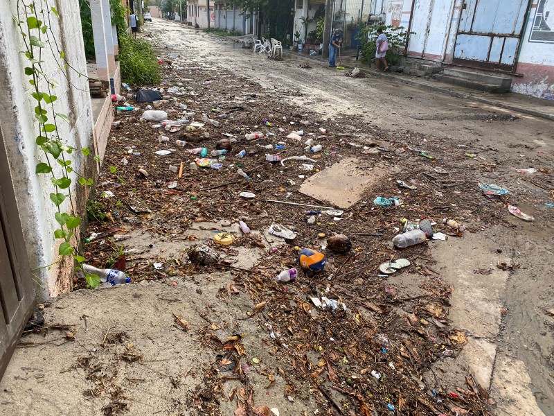 Lluvias arrastran grandes cantidades de basura en colonias de Zihuatanejo