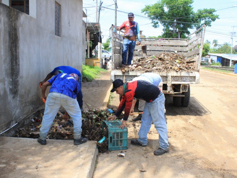 Lluvias arrastran grandes toneladas de lodo y basura en Petatlán