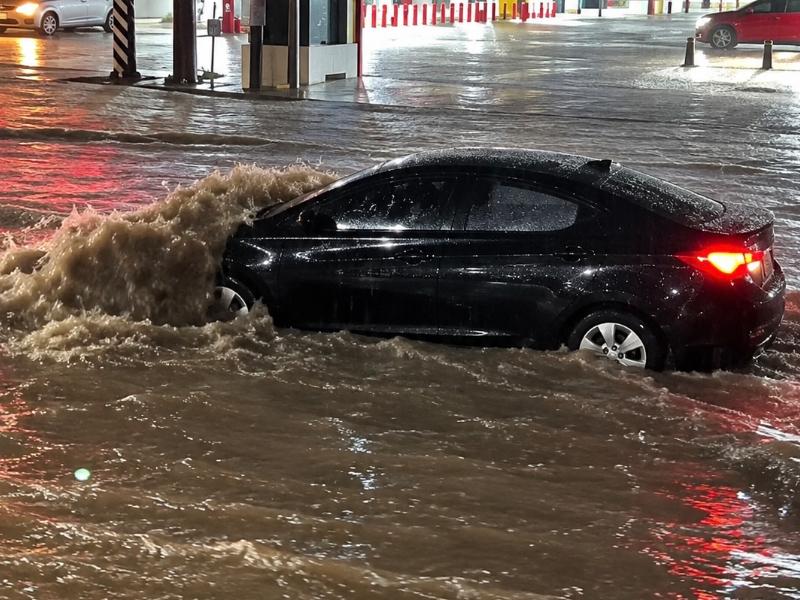 Lluvias arrastran vehículos; ciudadanos rescatan a personas