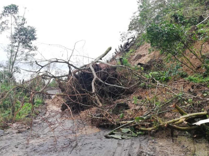 Lluvias bloquean camino en Tlacotepec de Diaz