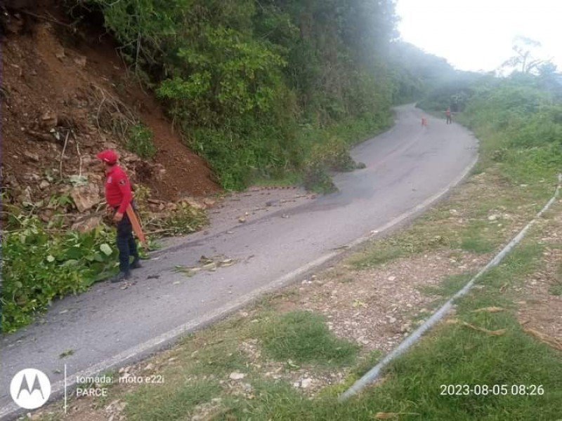 Lluvias causan afectaciones en caminos de Hueytlalpan