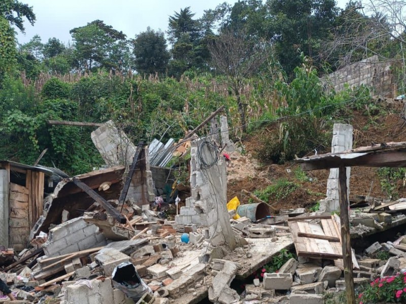 Lluvias causan derrumbe y dejan dos casas colapsadas