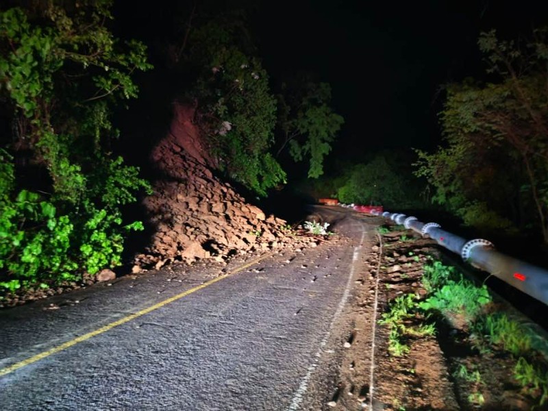 Lluvias causan derrumbes en carreteras hacia Minatitlán
