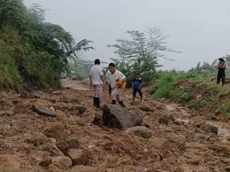 Lluvias causan deslave en Amatán y Huituipán, hay incomunicación