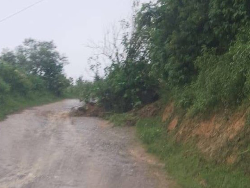 Lluvias causan deslaves e inundaciones en escuelas de la Sierra Negra