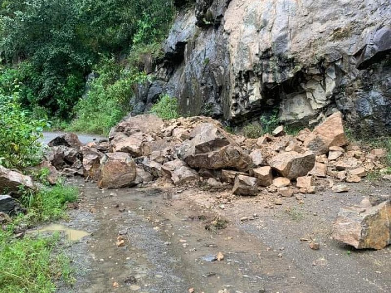 LLuvias causan deslaves en caminos del municipio de Zacapoaxtla