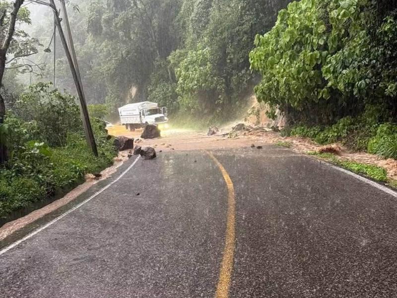 Lluvias cierran la Barranca de Matlacobatl y provocan deslave en Teocelo