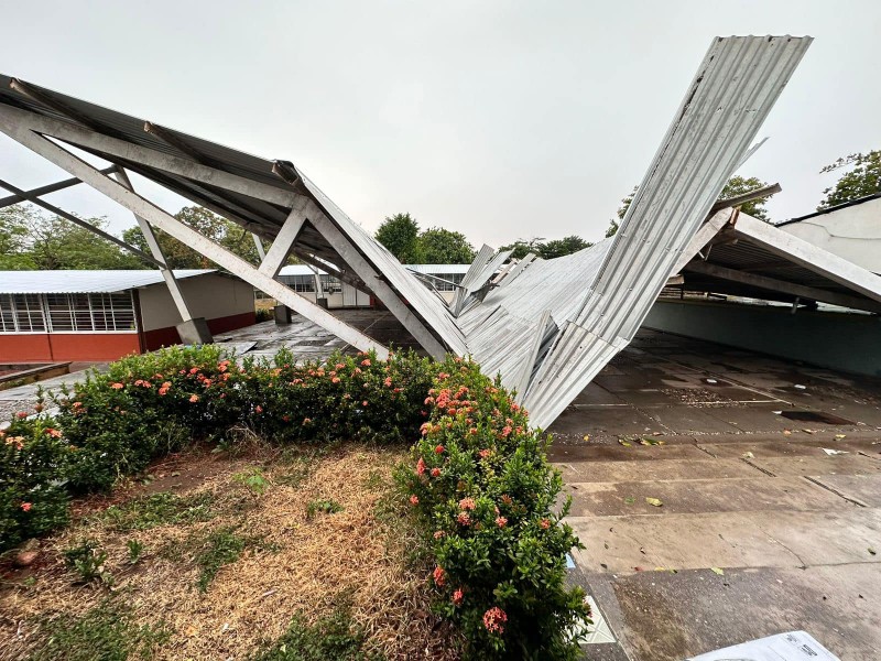 Lluvias colapsan domo de escuela primaria en Loma Bonita, Oaxaca