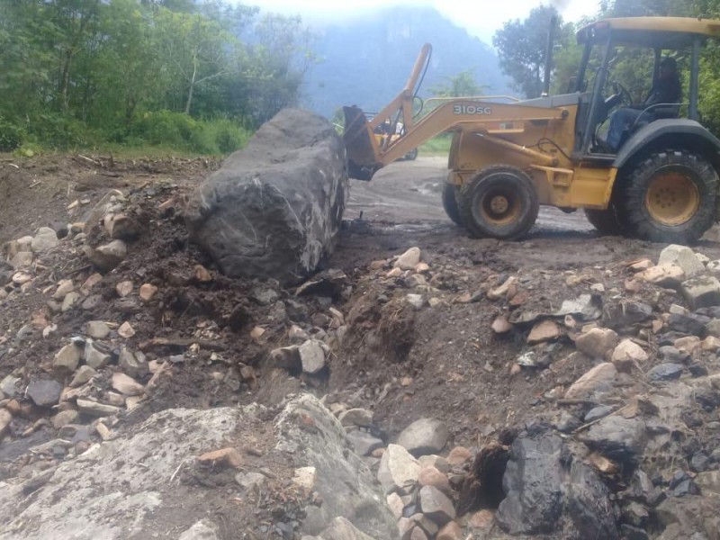 Lluvias colapsan puente en Tlatlauquitepec