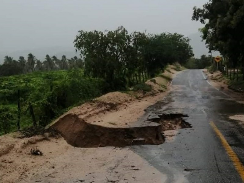 Lluvias de Enrique dañan carretera hacia El Charco, Manzanillo