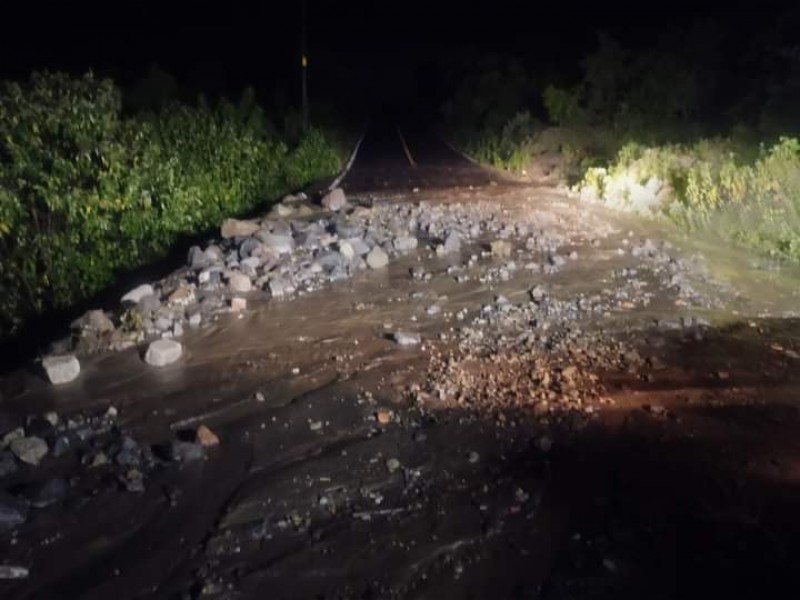 Lluvias dejan afectaciones en caminos a comunidades de Atlixco