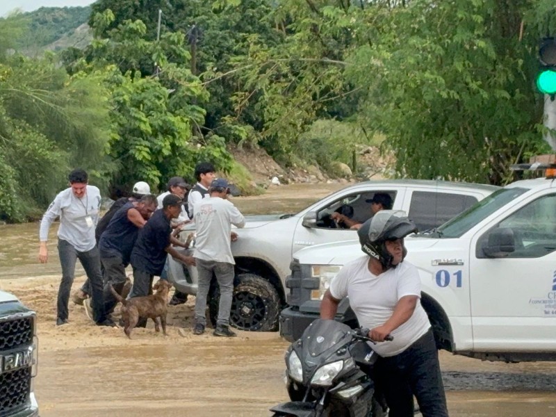 Lluvias dejan arroyos y carros atascados en San José del Cabo