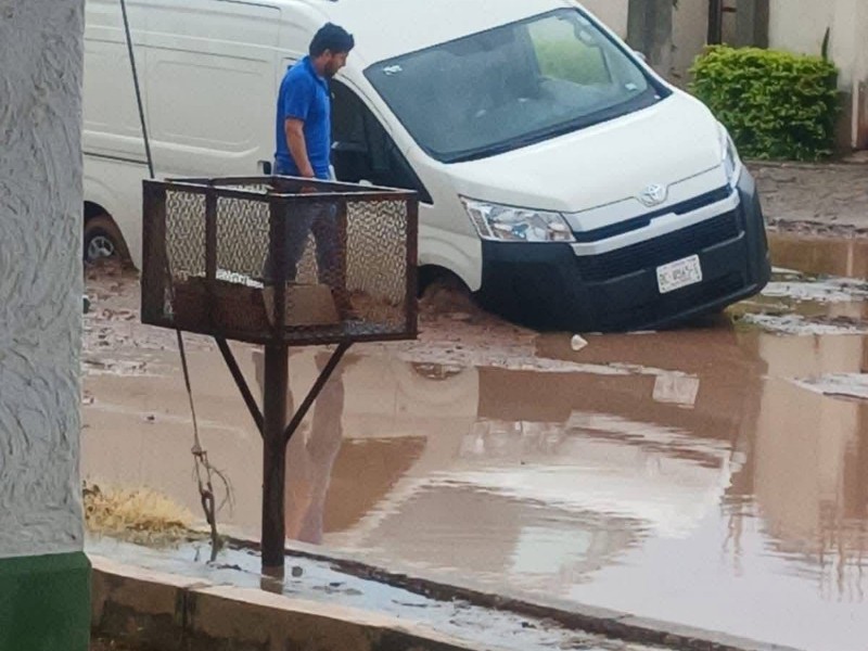 Lluvias dejan baches enormes y autos atorados en Cajeme