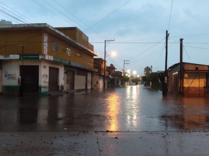 Lluvias dejan calles anegadas en la ciudad