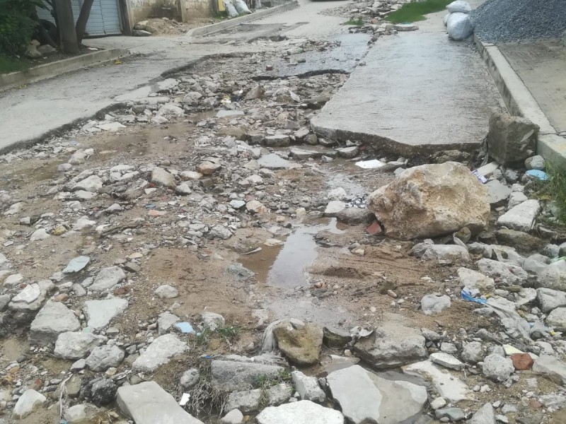 Lluvias dejan calles intransitables en la colonia Potinaspak