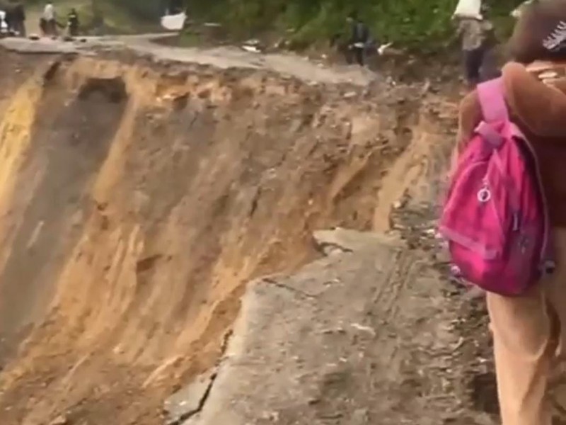 Lluvias dejan fuerte deslave en carretera de la Sierra Negra