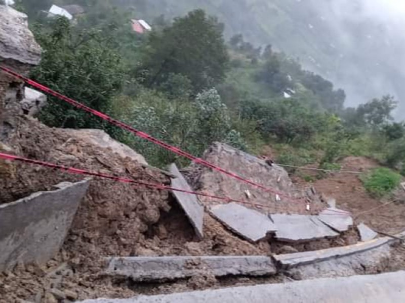 Lluvias dejan deslaves en caminos de Zoquitlán