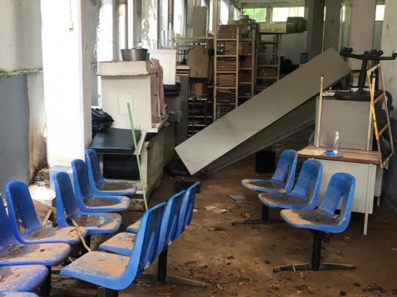 Lluvias dejan destrozos en centro de salud de Acayucan