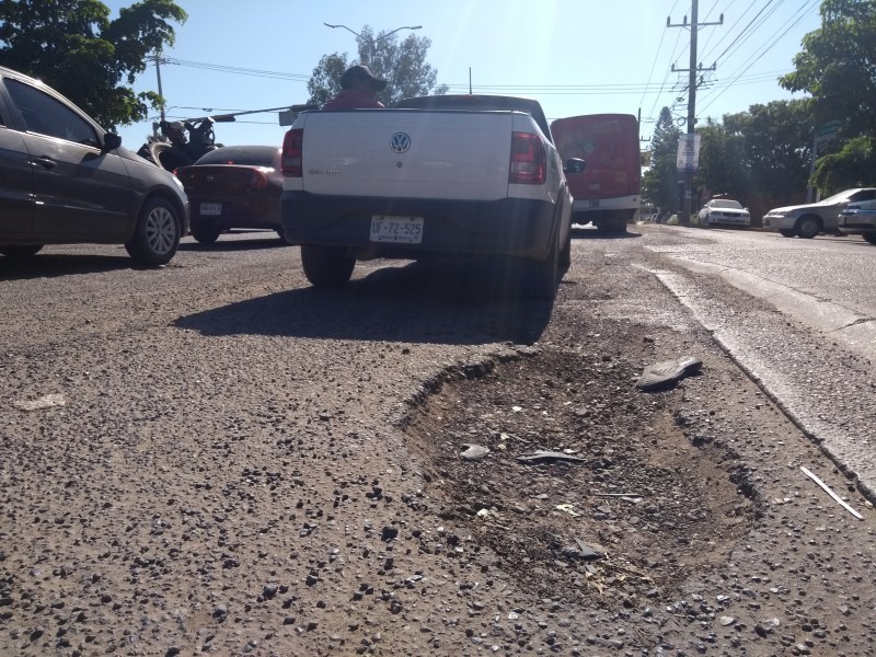 Baches por lluvias afectan al transporte público