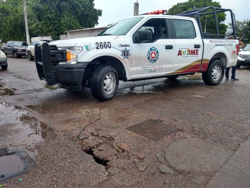 Lluvias dejan nuevo socavón en calle Degollado