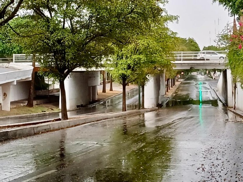 Lluvias dejan sin energía eléctrica a varias colonias de Culiacán