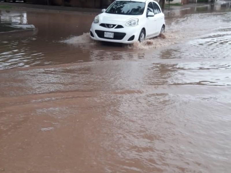 Lluvias dejan solo encharcamientos de vialidades