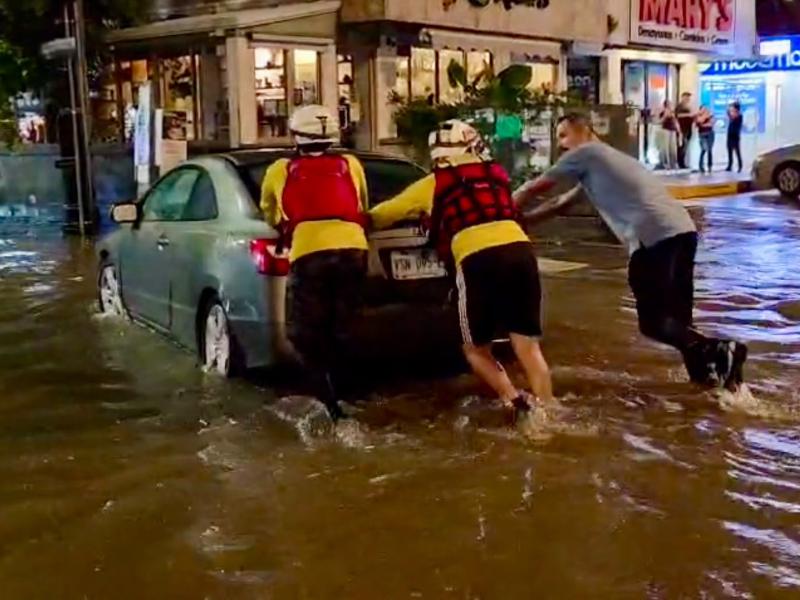 Lluvias dejan vehículos varados y desbordamientos en Mazatlán; prevén más precipitaciones
