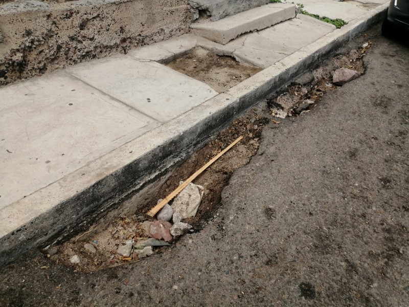 Lluvias dejaron baches en la calle Ignacio Allende