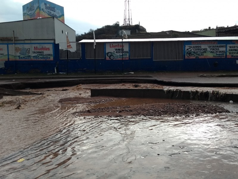 Colapsa pavimento en Avenida Tecnológico por lluvia