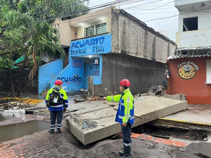 Lluvias desbordan arroyo Manrique, provocan socavón en 20 de Noviembre