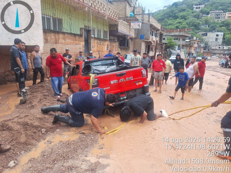 Lluvias desbordan río en Xalpatláhuac; arrastró vehículos