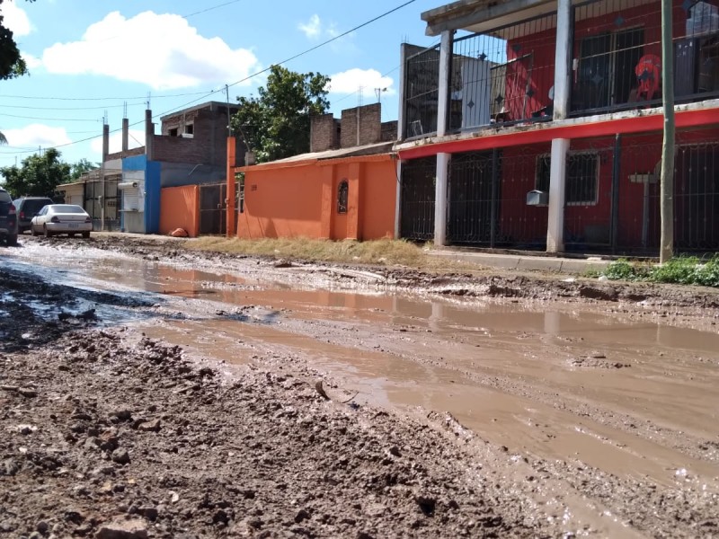 Lluvias empeoran condiciones de calles en JJR