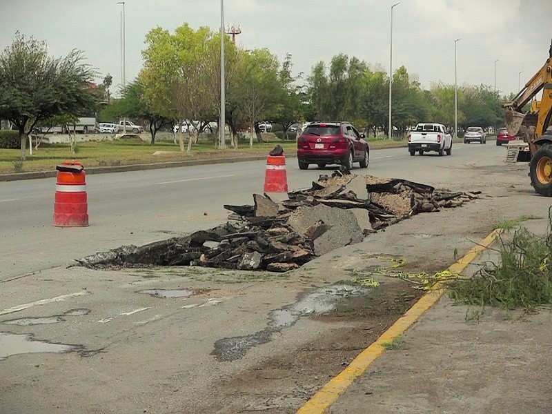Lluvias en Gómez Palacio provocan hundimiento sobre boulevard Ejército Mexicano
