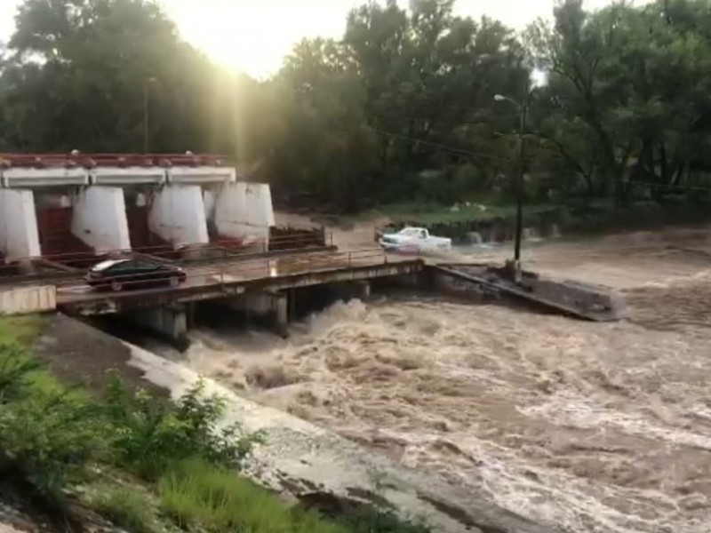 Lluvias en los altos desborda arroyos en Sinaloa Municipio
