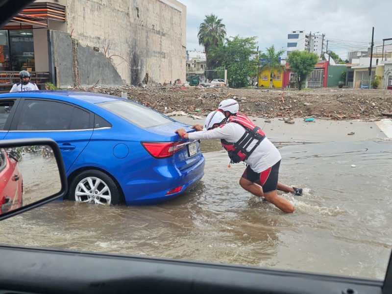 Lluvias en Mazatlán generan encharcamientos y cierres parciales en calles