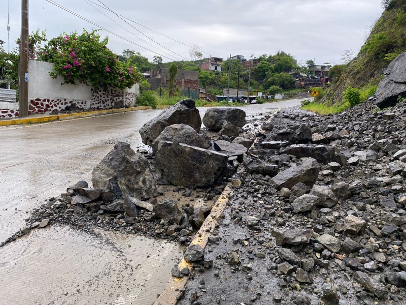 Lluvias en Zihuatanejo provocan deslave de rocas en Riscalillo