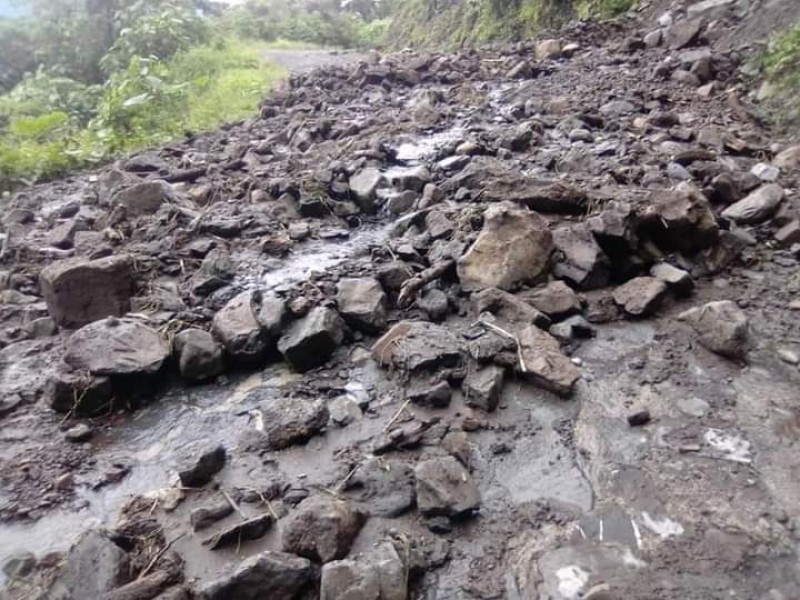 Lluvias en Zihuateutla deja deslaves en caminos y carreteras