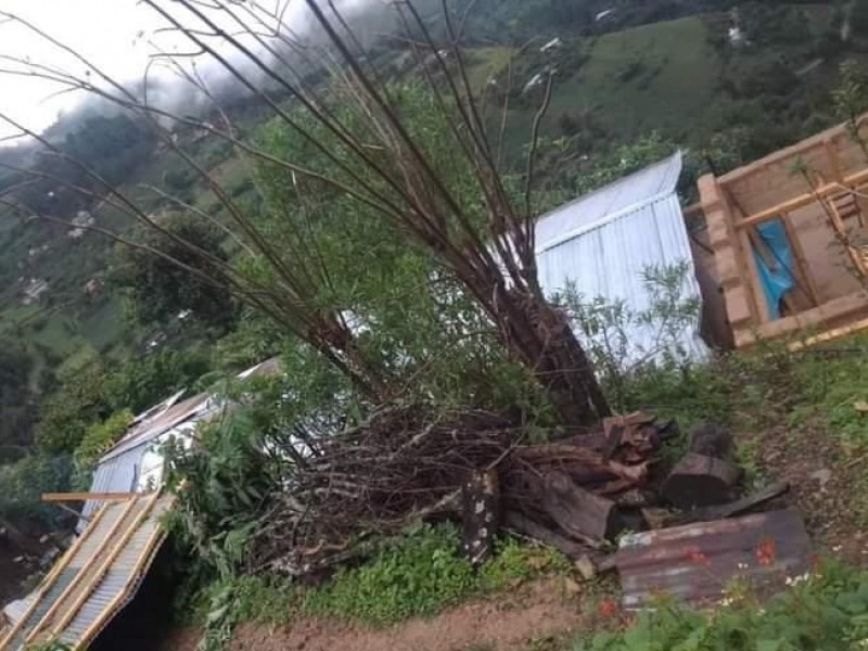 Lluvias en Zoquitlán dejan tres viviendas con daños