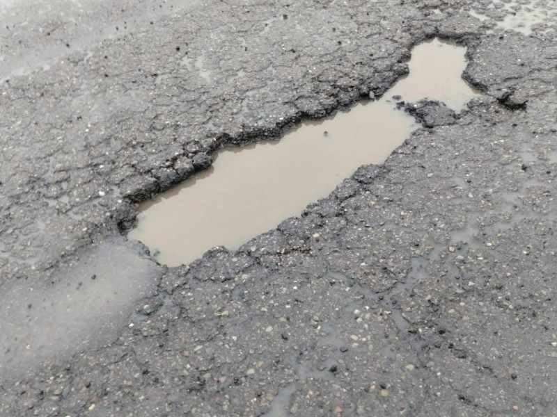 Lluvias exponen peligrosos baches sobre la carretera México 15