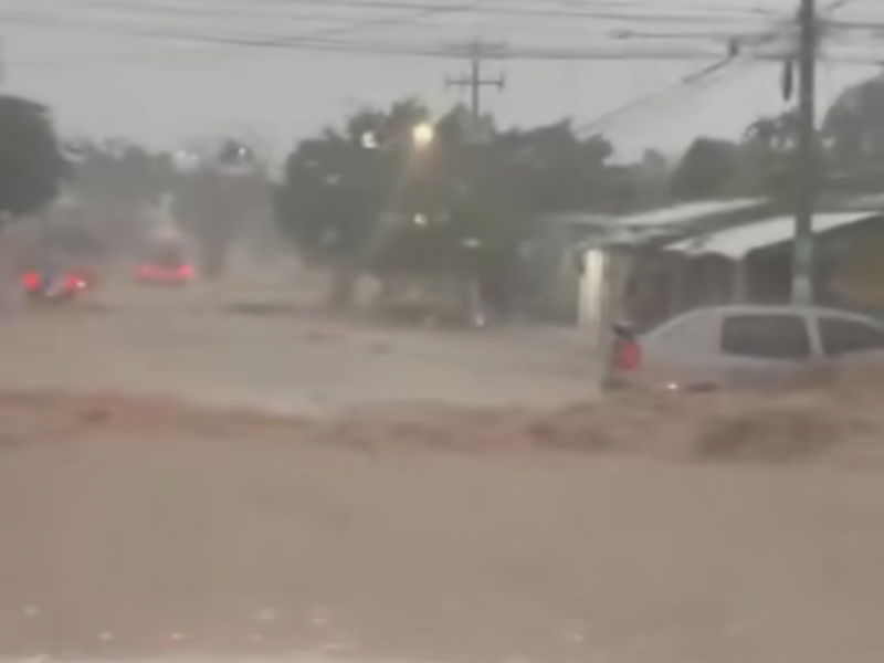 Lluvias fuertes arrastran dos vehículos en Tuxtla Gutiérrez