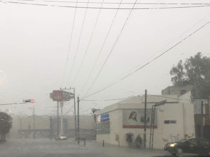 Lluvias fuertes y temperaturas bajas por Frente frío