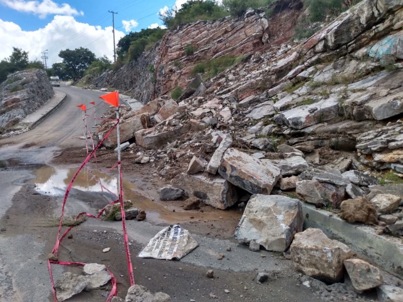 Lluvias generan derrumbe de piedras en Periférico-Ecológico