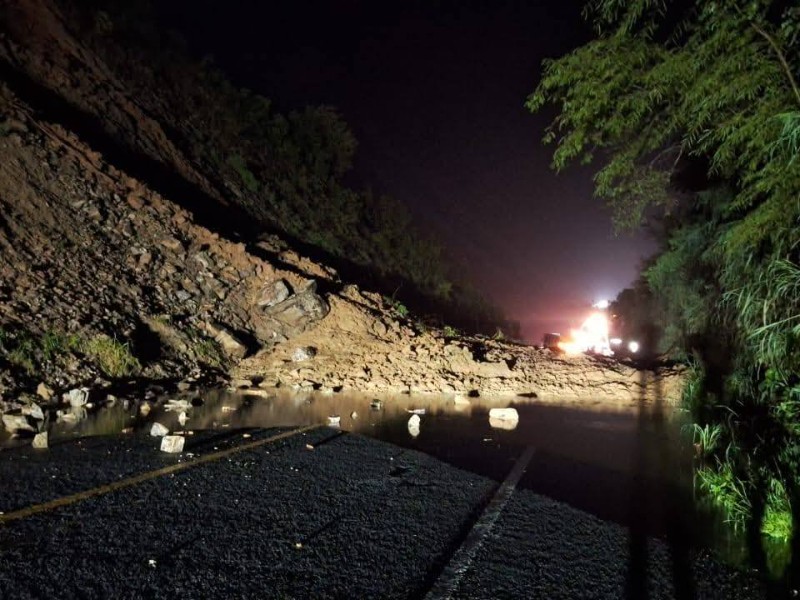 Lluvias generan derrumbes en la carretera Barranca Larga–Ventanilla, reportan paso intermitente