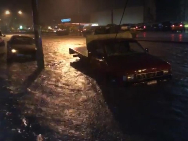 Lluvias generan inundaciones y automóviles varados