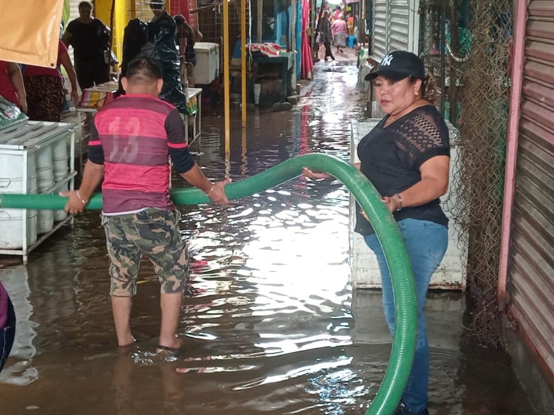 Lluvias generan inundaciones en mercado y fraccionamientos en Tehuantepec