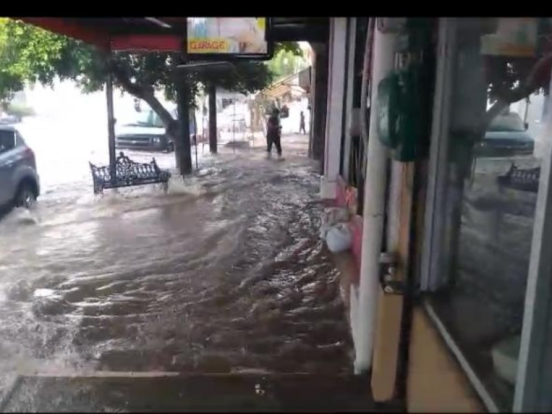 Lluvias generan perdidas económicas a comerciantes.